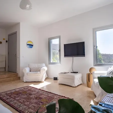 Refreshing House With Shared Pool In וילה