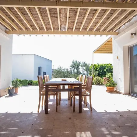Refreshing House With Shared Pool In גומושלוק
