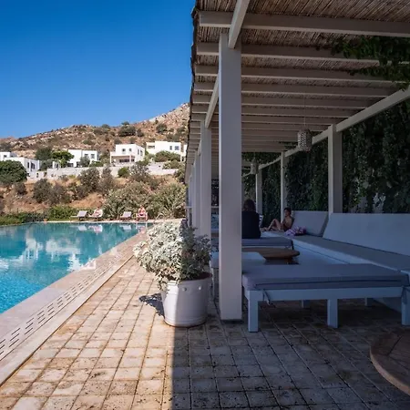 Refreshing House With Shared Pool In גומושלוק